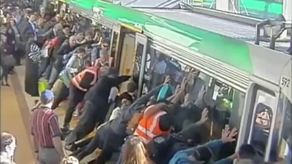 Ils poussent un train ensemble pour sauver un homme
