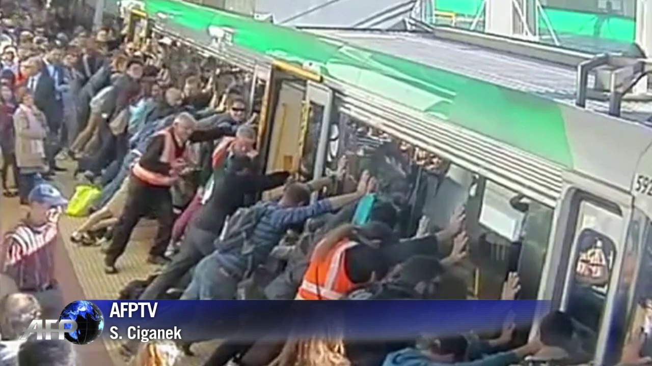 Eingeklemmt am Bahnsteig: Rettung mit vereinten Kräften