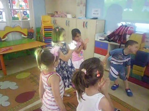 Çamlıca Acıbadem Uçan Balon Anaokulu İngilizce şarkılar 2009 gurubu