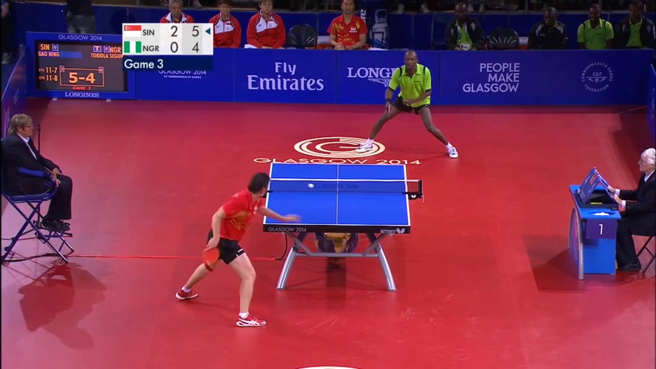 2 Männer spielen ein einzel Match im Tischtennis - wegschmeiss.de