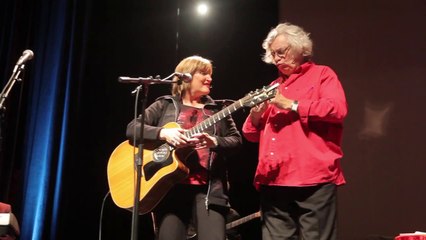 Bervely Jo Scott chante dans Les Nouvelles de l'Espace