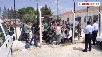 Botları su alan kaçakları, sahil güvenlik kurtardı -