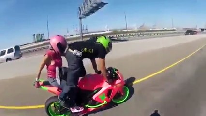 Un couple réalise une figure incroyable en stunt moto