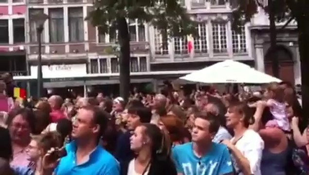 Liège: La Patrouille de France survole la place Saint-Lambert lors des commémorations de la Première Guerre mondiale