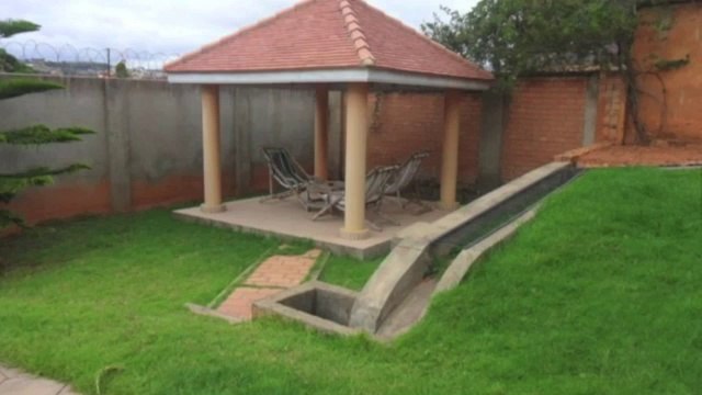 Location Maison / Villa ANTANANARIVO (TANANARIVE) - Madagascar - A louer jolie villa F4 avec piscine à Ambatobe à 5mn du lycée français
