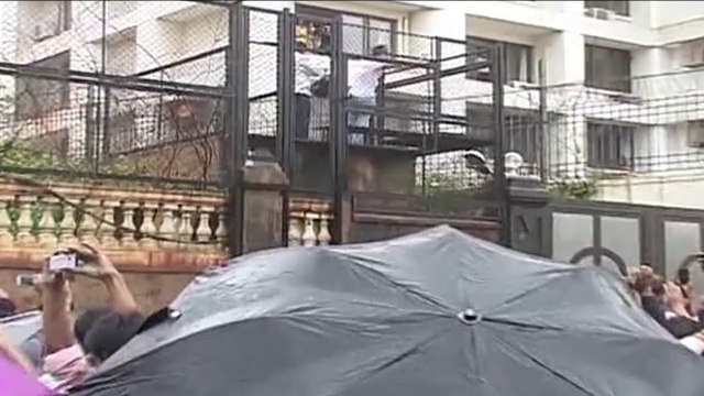 Shah Rukh Khan EID Celebrations at home with fans - Wishes Eid Mubarak to all FANS