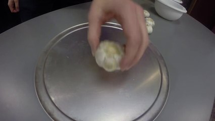 How to peel a head of garlic in 10 seconds