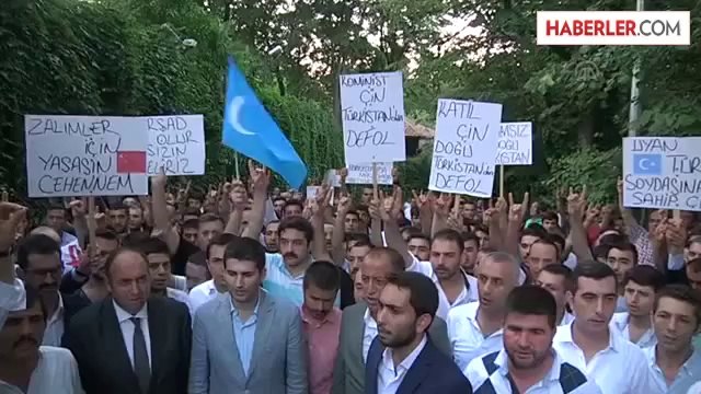 MHP ve Ülkü Ocakları İstanbul İl Başkanlıklarının üyeleri, Çin'in Doğu Türkistan'da uyguladığı şiddeti protesto etti