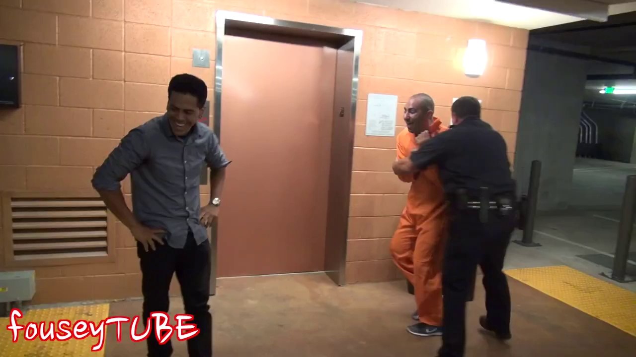 ESCAPED PRISONER PRANK!