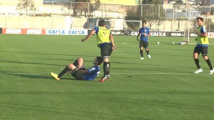 Luciano sente o tornozelo, mas consegue retornar a treino