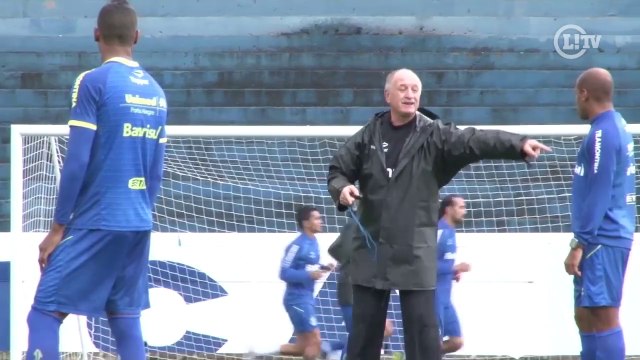 Felipão comanda primeiro treino do Grêmio e mostra seu estilo