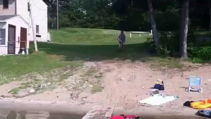 Une femme ivre saute dans un lac en vélo ! a voir