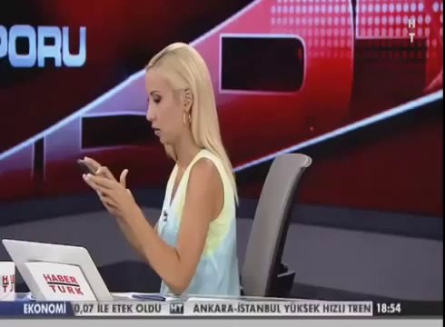 Balçiçek İlter Canlı yayında telefonla konuşurken yakalandı