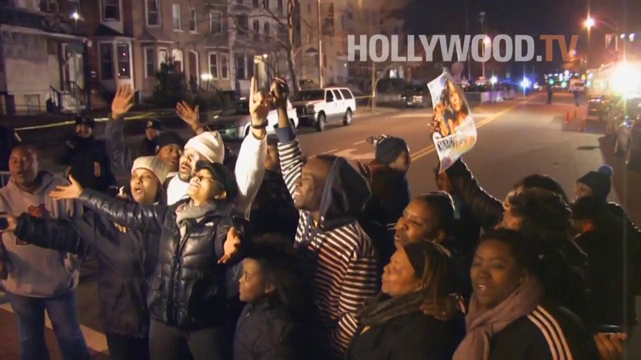 Whitney Houston Fans Visita privada a cantar para ella