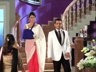 Yeh Hai Mohabbatein : Raman helps Ishita in draping a saree