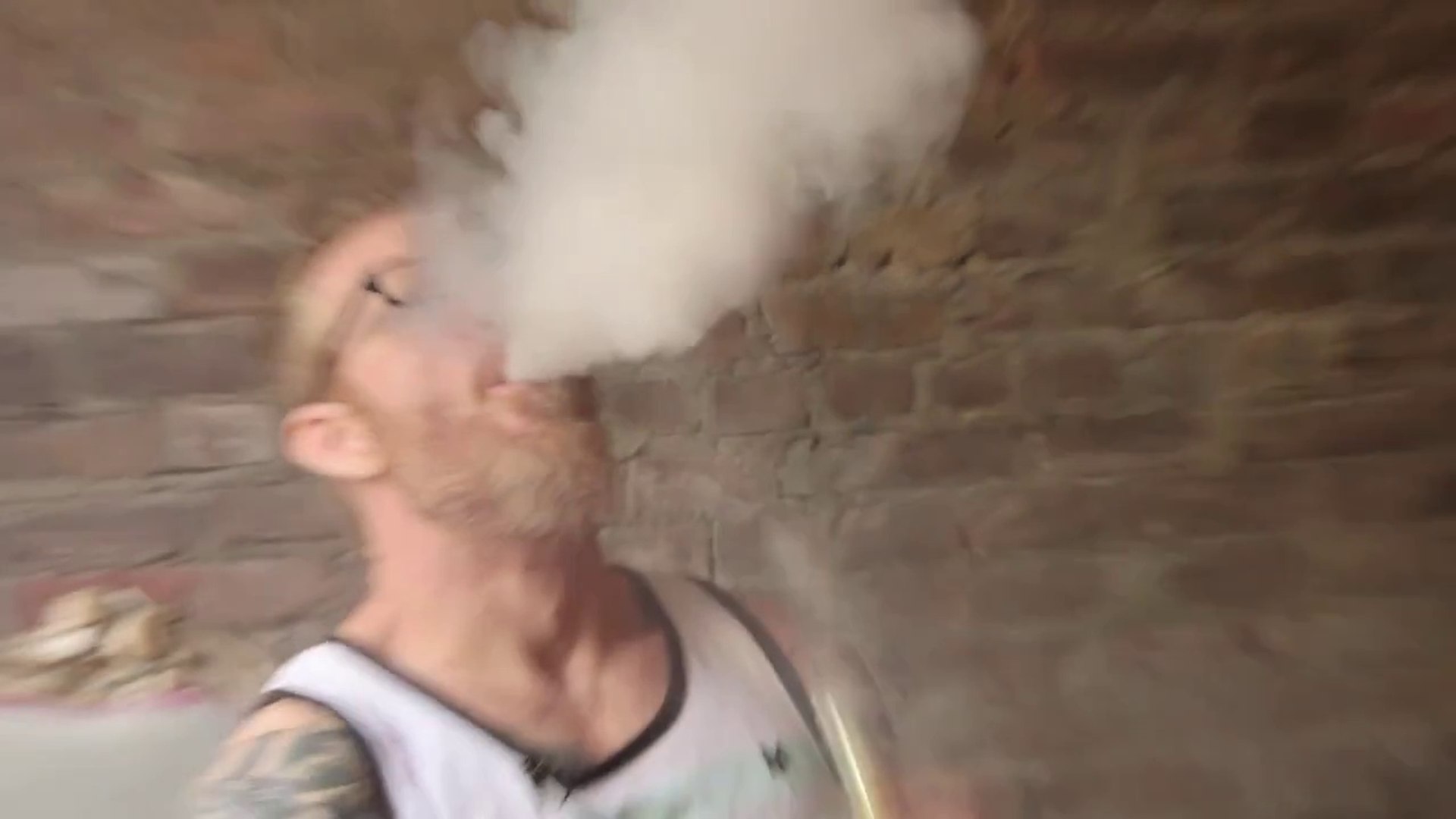 e liquide perimé Une Tornade Sur Une Table a Rempli De Vapeur, Fumée D'une Cigarette  électronique, Mouvement Lent Banque De Vidéos