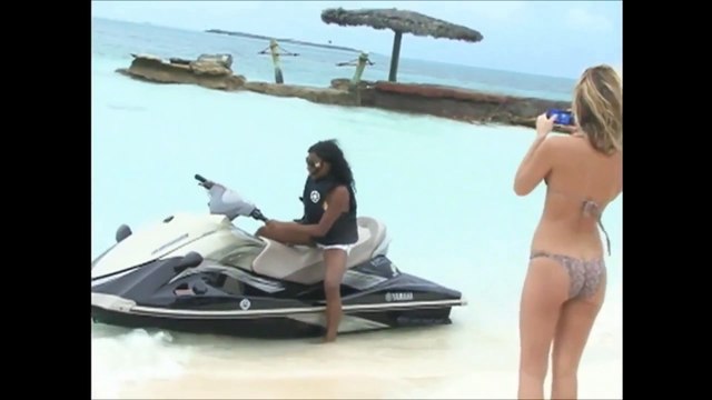 Elle évite de justesse un gros accident de Jet Ski