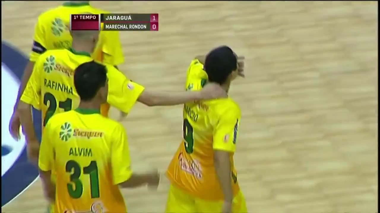 But exceptionnel en Futsal : aile de pigeon dos au but pour lober le goal!