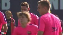Messi, de cabelo inusitado,  e Daniel Alves se reapresentam no Barça
