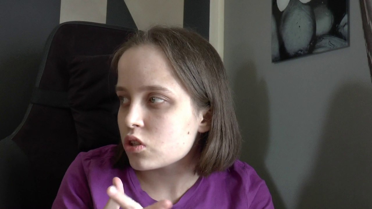 Manon parle de la chaîne humaine pour faire voyager son doudou