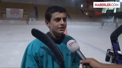 Bunaltıcı Yaz Günlerinde Buz Sporları Tesisinde Serinliyorlar