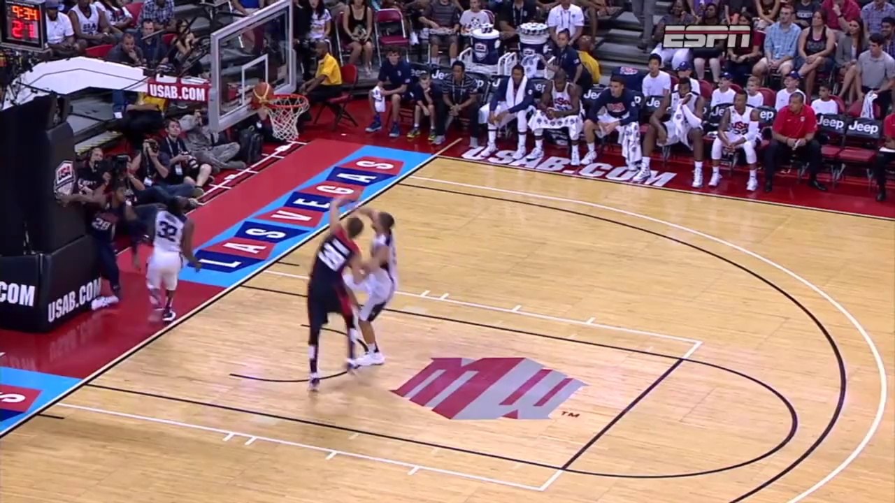 Basket - Paul George se casse la jambe en deux en plein match