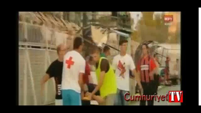 Polis taraftarın elini kopardı