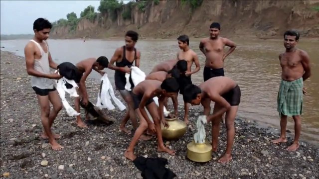 Crianças nadam para ir à escola na Índia