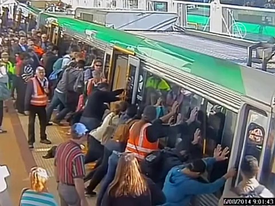Пассажиры наклонили поезд чтобы спасти застрявшего человека