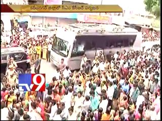 KCR given rousing welcome in Karimnagar
