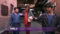 Nabilla a du mal avec ses hauts talons dans la médina de Marrakech