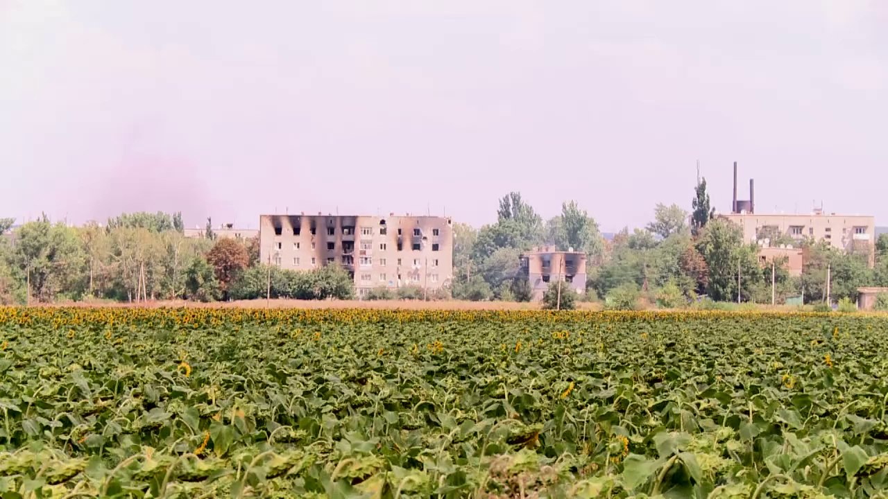 Residents near Donetsk told to leave as fighting closes in