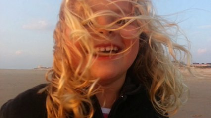 Seule sur le sable, les yeux du sable