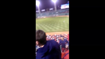 'First-hand' view of foul ball catch at MLB game