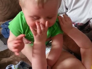 Twin babies fight adorably over shoe