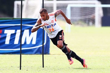 Recuperado, Paulinho treina e deve enfrentar Sport