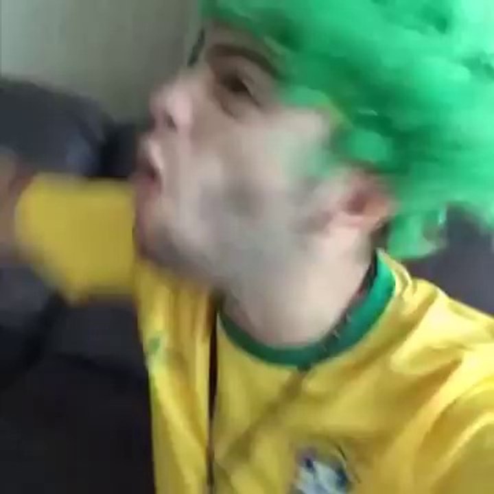 Homem_x_Mulher_vendo_jogo