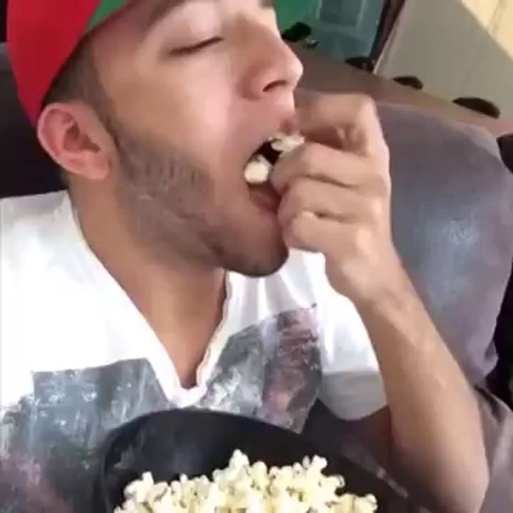 Pessoas_normais_x_Eu_assistindo_filme_de_terror
