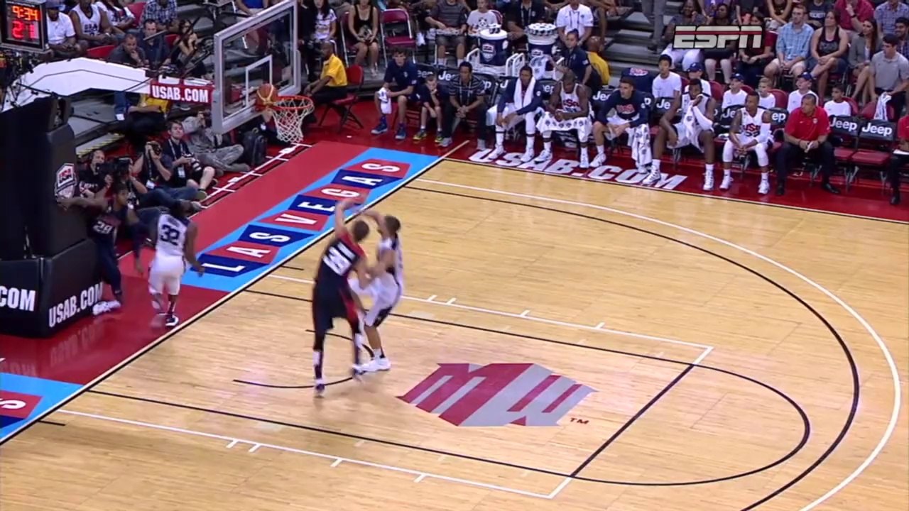Paul George se brise la jambe en deux à Las Vegas