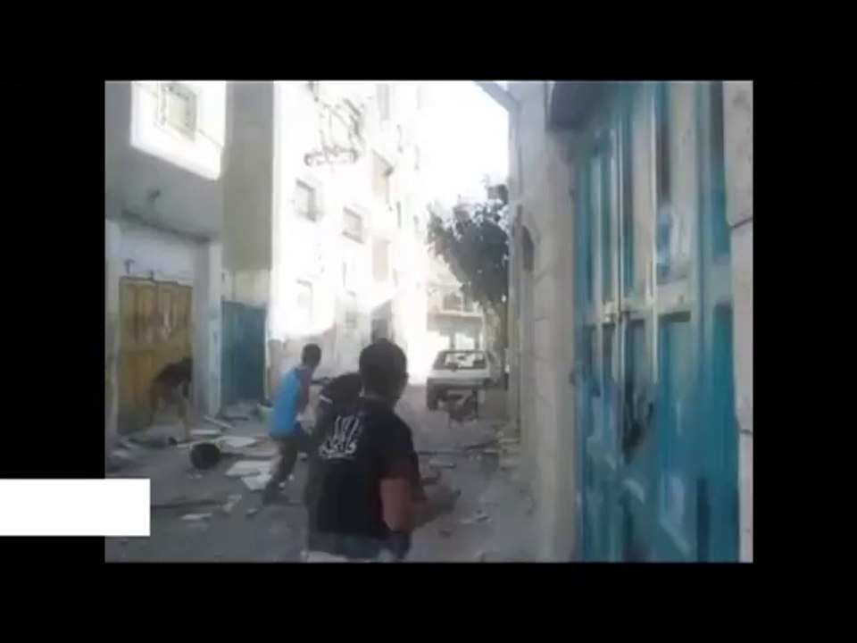 İsrail askerleri kendilerini taşlayan Gazzelilerden kaçtı