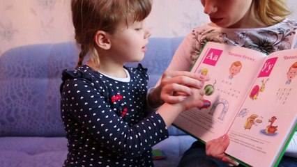 Изучаем гласный звук А по букварю. Работа с логопедом.