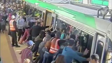 Sa jambe coincée entre le métro et le quai, toute la station se mobilise pour le sauver
