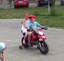 Il drague les filles avec sa moto !