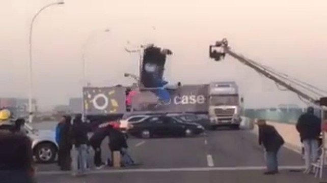 Cascade en voiture qui tourne mal pour l'équipe de tournage!