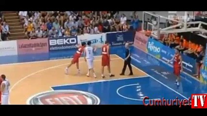 Hakemin yüzüne top fırlattı