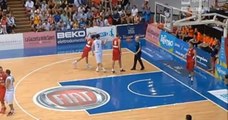 Milos Teodosic envoie le ballon dans la tête de l'arbitre