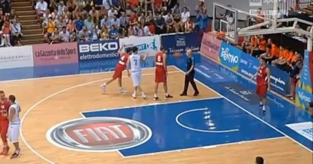 Milos Teodosic envoie le ballon dans la tête de l'arbitre