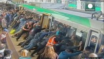 Australia: un uomo resta intrappolato nella metro, tutti a spingere il vagone per salvarlo