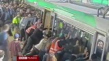 Viajeros de un tren salvan a un pasajero atrapado