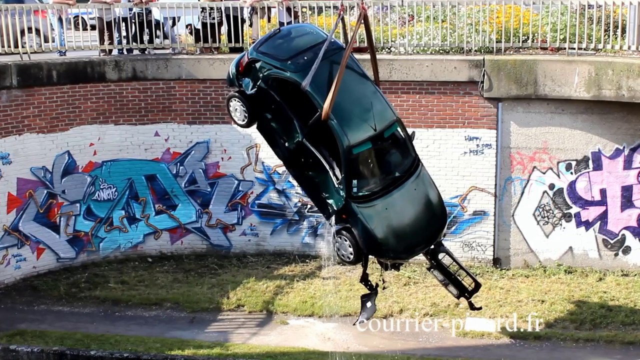 Une voiture repêchée dans la Somme à Amiens